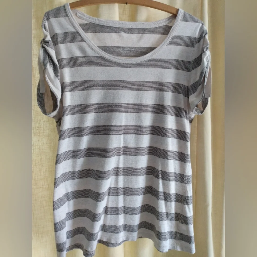 🆓🆓🆓Sonoma Short Sleeve Off-White/Gray Striped Cotton Tee w/ Rolled Sleeve - Picture 6 of 16